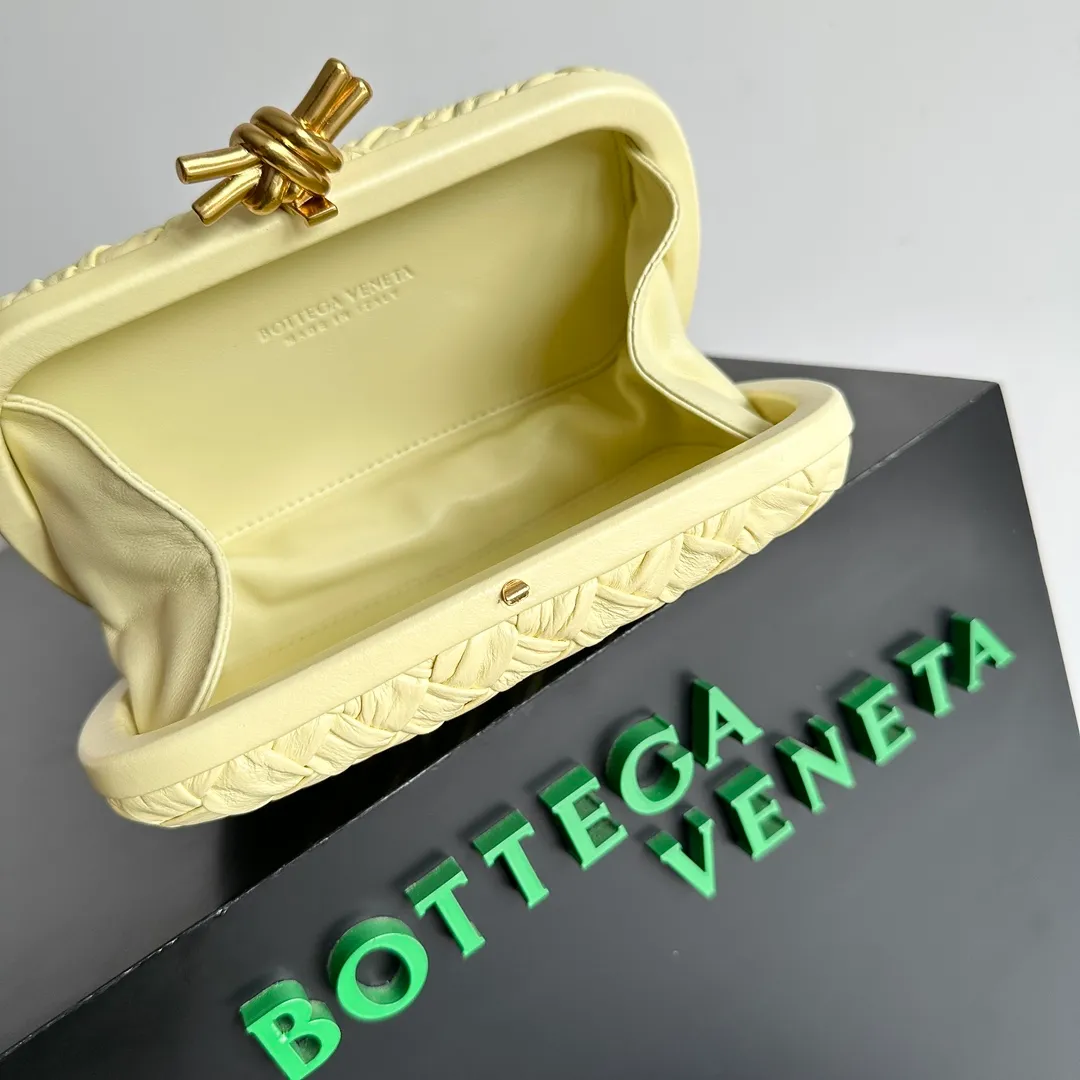 Batch 1860 BV Knot | The classic return of the evening bag. Original leather ➕ Stainless steel hardware ➕ 24k real gold plating ➕ Fully handmade. Those who know the history of our brand should have heard that the knot is a story of Bottega Veneta, and it is also one of the more important design elements. Matthieu Blazy's work this season sublimates Knot's classics, with a new knot design and a woven shoulder strap, plus Fouland Intreccio's weaving technology, adding some fashion to the retro and nostalgic feel of the past. Style number: 717622 Size: 20.5*6*12.5